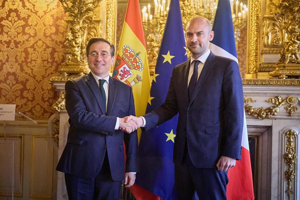 El ministro de Asuntos Exteriores, José Manuel Albares, se reúne con su homólogo francés, Jean-Nol Barrot, en París