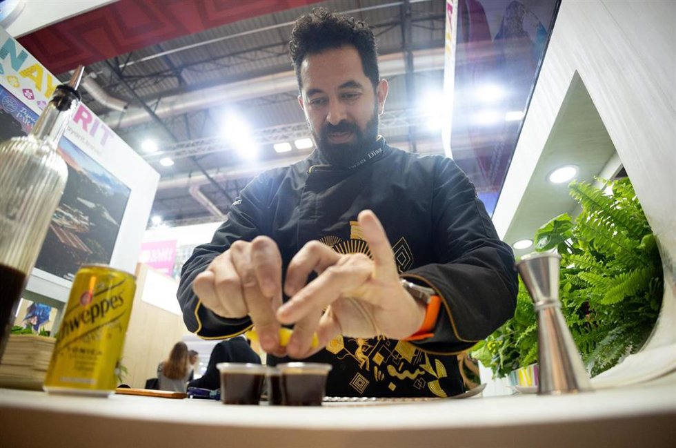 Un hombre prepara una tapa durante la 45 edición de la Feria Internacional de Turismo, Fitur 2025, en IFEMA Madrid, a 22 de enero de 2025, en Madrid (España).