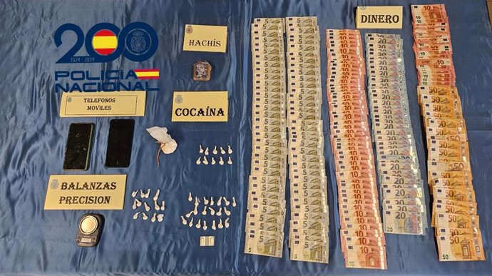 Droga, dinero y otros efectos incautados por la Policía Nacional durante una detención en Gijón.
