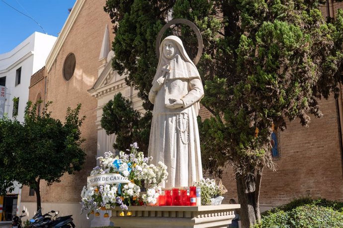 Archivo - Estatua de Sor Ángelas de la Cruz, repletas de flores por las 40 monjas contagiadas por coronavirus. Sevilla a 13 de octubre 2020