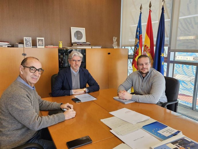 El secretari autonmic d'Indústria, Comer i Consum, Felip Carrasco, es reuneix amb representants de la Unió Gremial