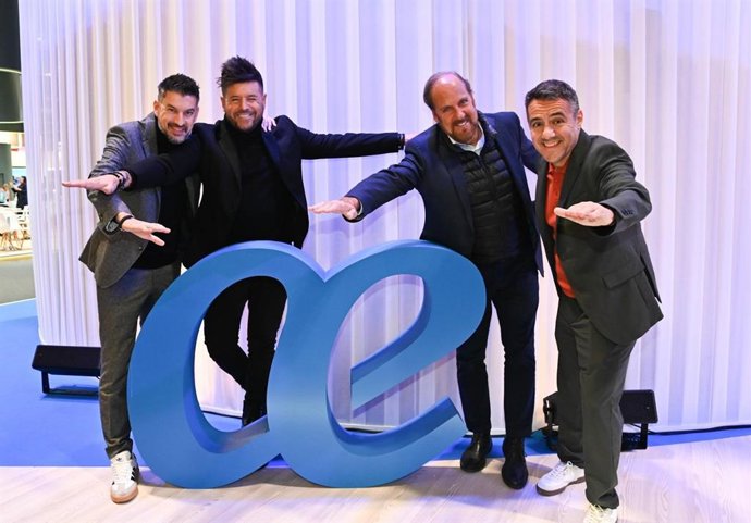 Archivo - De izquierda a derecha: el mánager de Pablo López y director de GTS, Armand Martín; el cantante Pablo López; el director de Marketing y Producto de Air Europa, Rafael Brull; y el jefe de Patrocinios y Acuerdos, Sebastián Lladó.