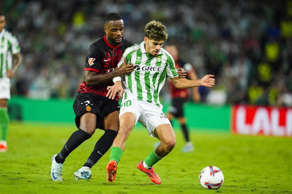 Archivo - Abde Ezzalzouli y Cyle Larin pelean por un balón en el Real Betis-RCD Mallorca de LaLiga EA Sports 24-25