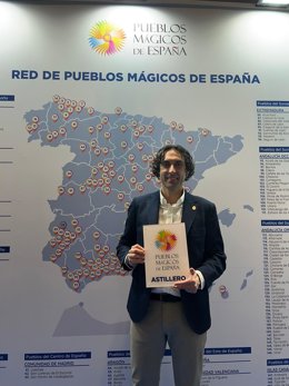 El alcalde de Astillero, Javier Fernández Soberón, con la distinción
