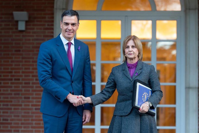 Archivo - El presidente del Gobierno, Pedro Sánchez, durante un encuentro con la presidenta de la Federación de Municipios y Provincias (FEMP) y alcaldesa de Jerez, María José García- Pelayo, en el Complejo de la Moncloa en una imagen de archivo.