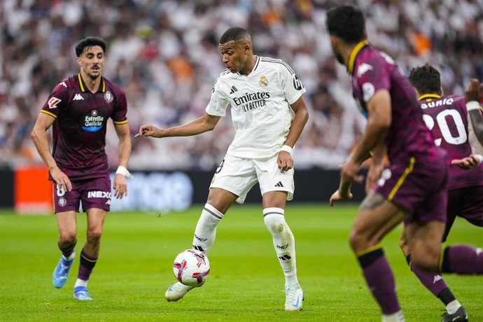 Archivo - El delantero del Real Madrid Kylian Mbappé, ante el Real Valladolid en el Santiago Bernabéu.