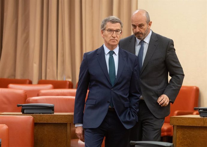 Archivo - El líder del PP, Alberto Núñez Feijóo (i) y el presidente del Senado, Pedro Rollán (d), salen de la reunión de los grupos parlamentarios de Congreso y Senado a 30 de abril de 2024, en Madrid (España). El presidente del PP ha reunido a sus diputa