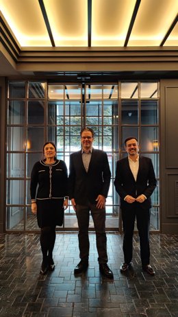 El vicepresidente y consejero de Turismo del Cabildo, Lope Afonso, y la consejera delegada de Turismo de Tenerife, Dimple Melwani,  en un encuentro preparatorio del congreso con el director de Mercados Internacionales del grupo FVW,  Sönke Grauman