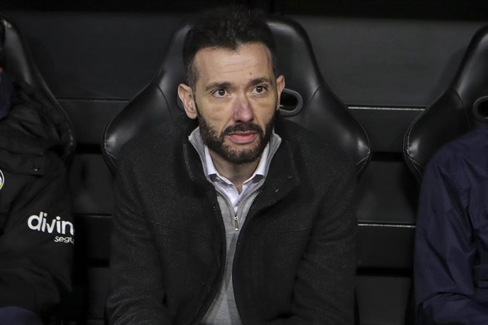 Carlos Corberan, head coach of Valencia CF, looks on during the Spanish league, La Liga EA Sports, football match played between Valencia CF and Real Sociedad at Mestalla stadium on January 19, 2025, in Valencia, Spain.