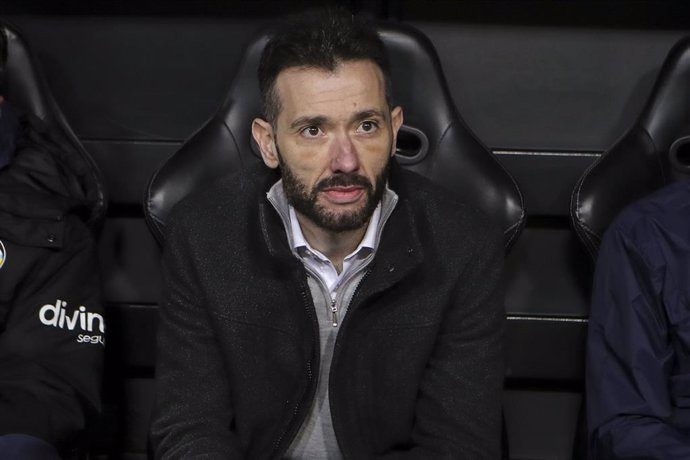 Carlos Corberan, head coach of Valencia CF, looks on during the Spanish league, La Liga EA Sports, football match played between Valencia CF and Real Sociedad at Mestalla stadium on January 19, 2025, in Valencia, Spain.