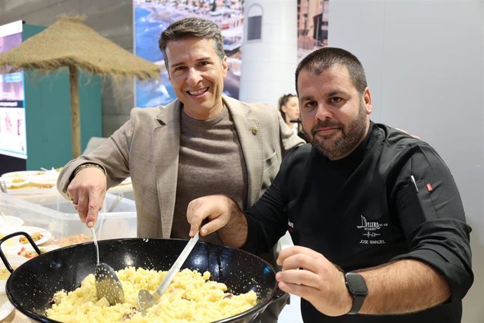 El alcalde de Torrox en una degustación Migas en Fitur.