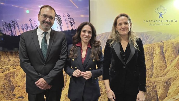 La diputada de Vox en el Parlamento andaluz Montserrat Cervantes (d.)