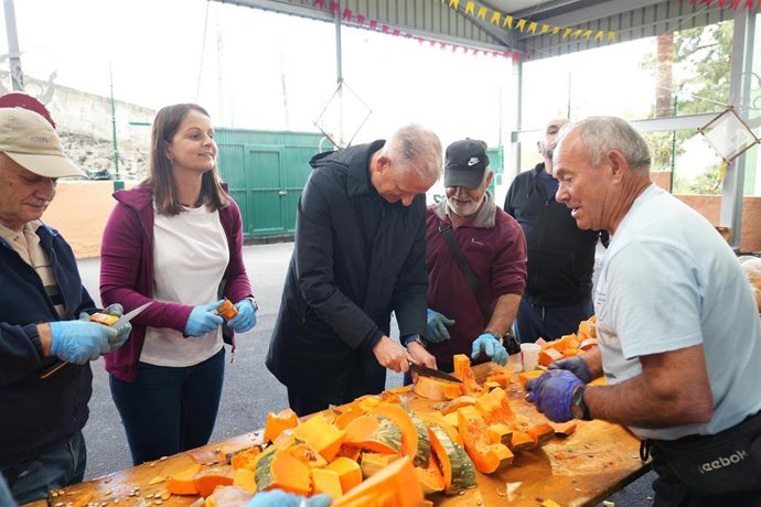 El alcalde de La Orotava, Francisco Linares, corta calabaza en los preparativos del puchero de La Florida
