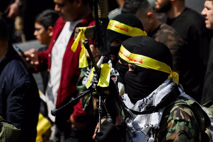 Archivo - May 6, 2023: Nablus, West Bank, Palestine. 06 May 2023. Armed militants of the Al-Aqsa Martyrs Brigade attend the funeral of three Palestinian killed by Israeli soldiers in a shooting at the entrance to the village of Surra in the Nablus distric