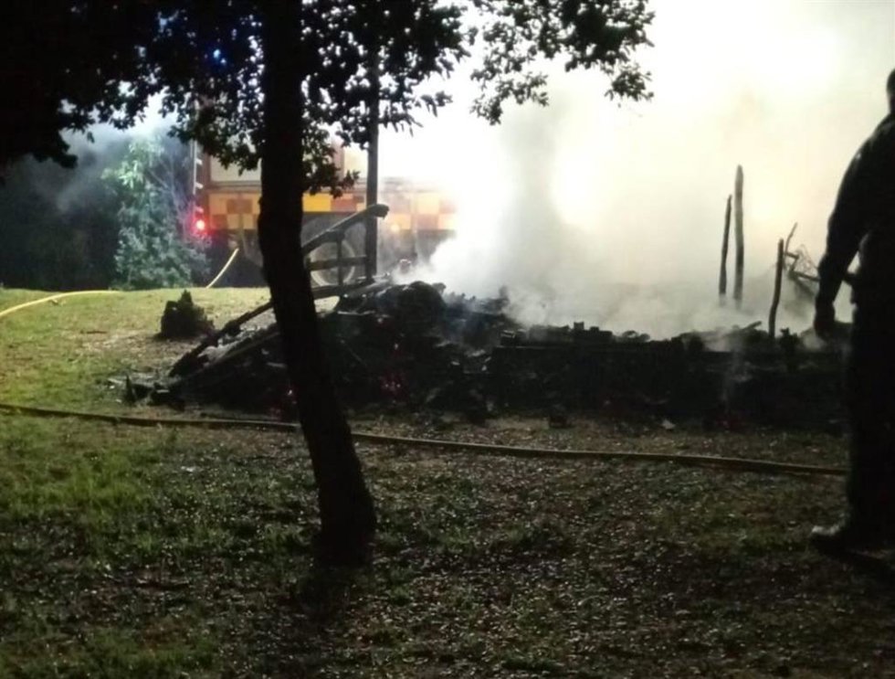 Imagen de la chabola calcinada en Lucena del Puerto.