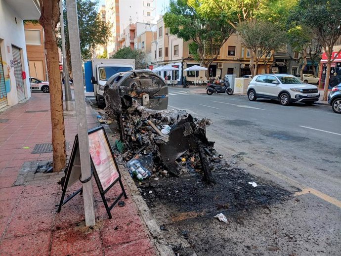 Contenedores calcinados una vía urbana de Almería.