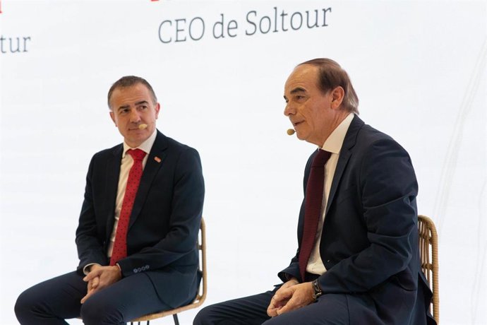 El consejero delegado de Soltour, Tomeu Bennasar, y el presidente ejecutivo de Ávoris, Vicente Fenollar durante una mesa redonda en el marco de 'Soltour Talks' en Fitur 2025.