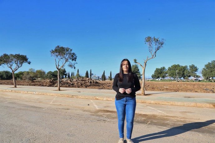 La alcaldesa de Catarroja, Lorena Silvent, ante una de las campas.