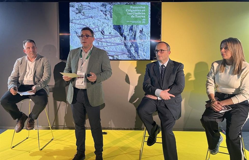 Roberto Moreno presenta en Fitur el proyecto de las pasarelas colgantes en Torres