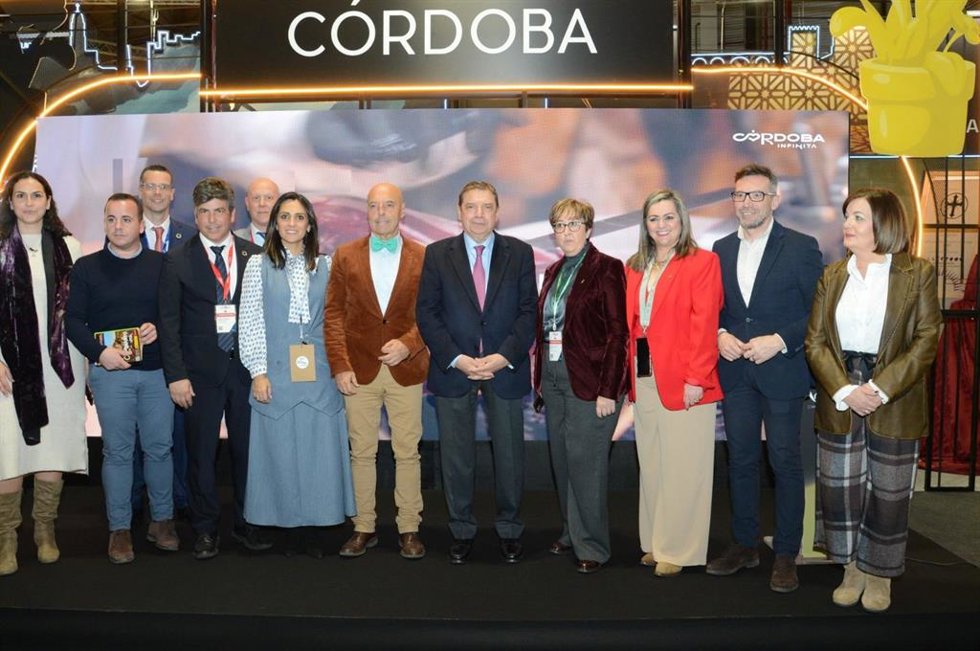 Representantes del PSOE de Córdoba con el ministro Luis Planas en Fitur.