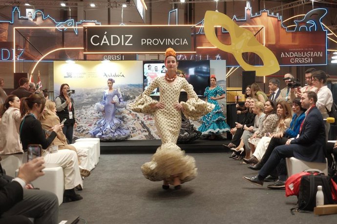 Pasarela de moda flamenca en el stand de Cádiz en Fitur 2025