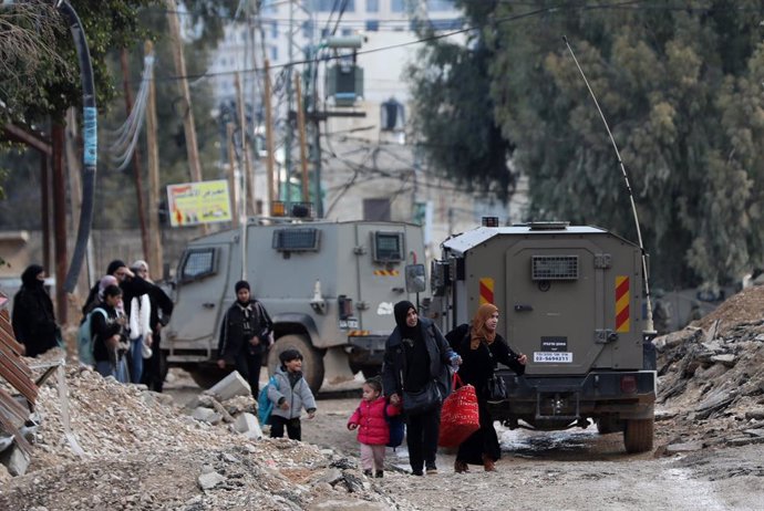 23 January 2025, Palestinian Territories, Jenin: Palestinians carry their belongings as they leave Jenin refugee camp during an Israeli military operation in the West Bank city of Jenin. Photo: Ayman Nobani/dpa