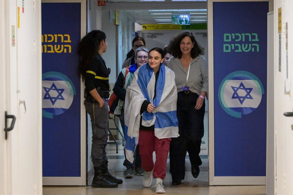Una rehén liberada en Israel en virtud del acuerdo de alto el fuego en la Franja de Gaza