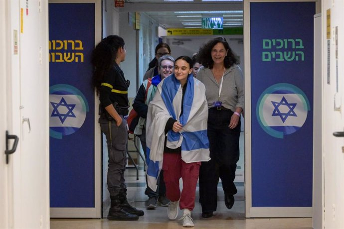 HANDOUT - 19 January 2025, Israel, Ramat Gan: Freed Israeli hostage Emily Damari (C) celebrates with her family at Sheba Medical Center, after her release from Hamas captivity in the Gaza Strip. The first three hostages released by Hamas under the terms o