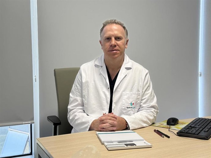El doctor Andrés Martín, del Servicio de Medicina Estética del Hospital Quirónsalud Campo de Gibraltar en Los Barrios (Cádiz)