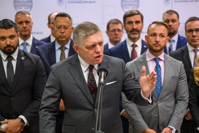 23 January 2025, Slovakia, Bratislava: Slovak Prime Minister Robert Fico (C)speaks during a press conference after the extraordinary meeting of the Security Council of the Slovak Republic. Photo: Jaroslav Novák/TASR/dpa