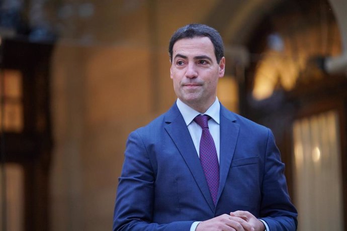 Archivo - El lehendakari, Imanol Pradales, durante su reunión con el presidente de Canarias, Fernando Clavijo, en el Palacio de Ajuria Enea, a 12 de diciembre de 2024, en Vitoria-Gasteiz