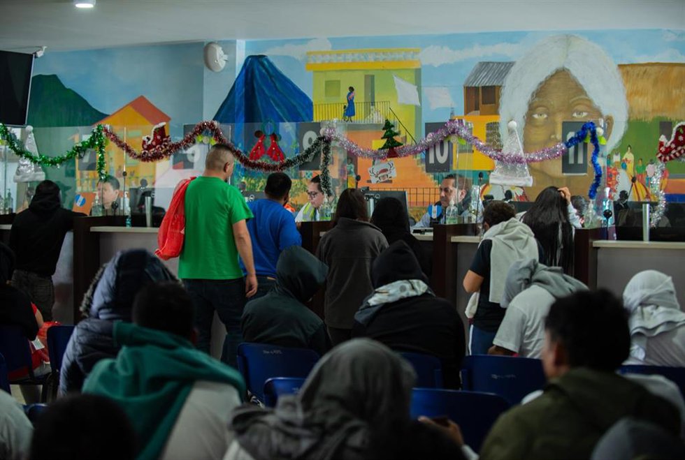 Migrantes son recibidos en Guatemala tras ser expulsados de Estados Unidos