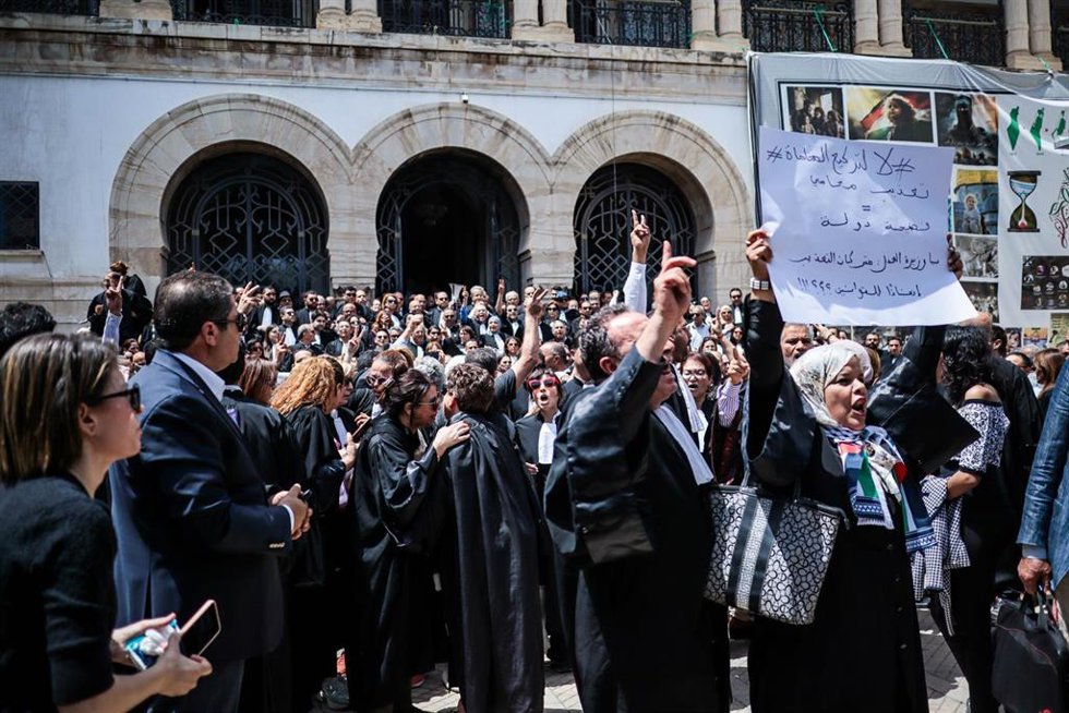 Archivo - Una protesta en Túnez para exigir la liberación de los abogados detenidos