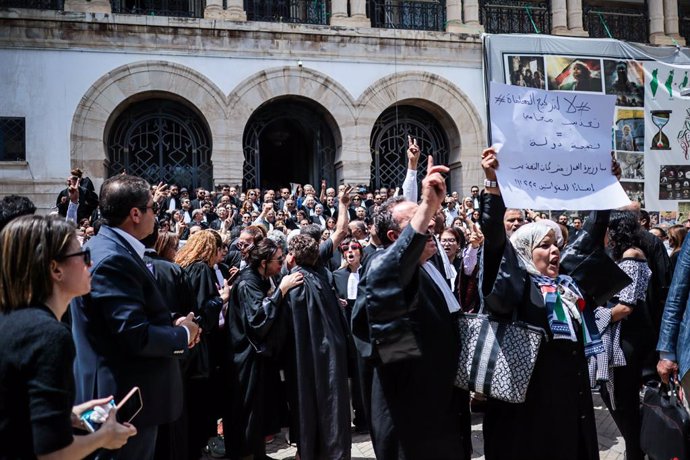 Archivo - May 16, 2024: Tunis, Tunisia. 16 May 2024.  Tunisian lawyers hold a protest outside the Palace of Justice in Tunis over the arrest of two lawyers during recent police raids at the national bar association headquarters. The bar association organi