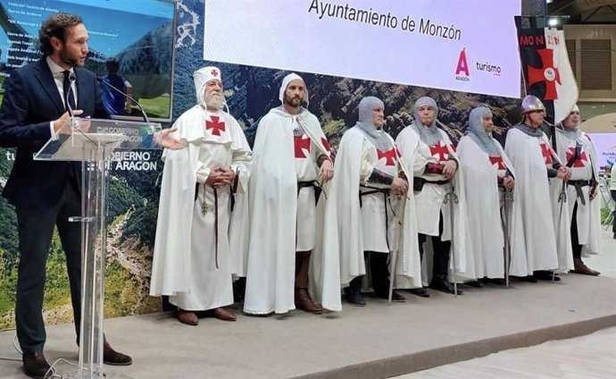 El alcalde de Monzón, Isaac Claver, con una reprensentación de los templarios de Monzón, en Fitur.