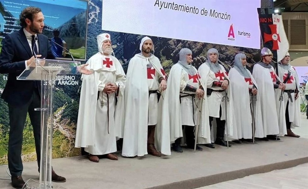 El alcalde de Monzón, Isaac Claver, con una reprensentación de los templarios de Monzón, en Fitur.