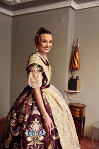 La fallera mayor de València 2025 opta por el melanzane como el color del espolín para su exaltación