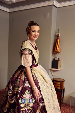 La fallera mayor de València 2025 opta por el melanzane como el color del espolín para su exaltación