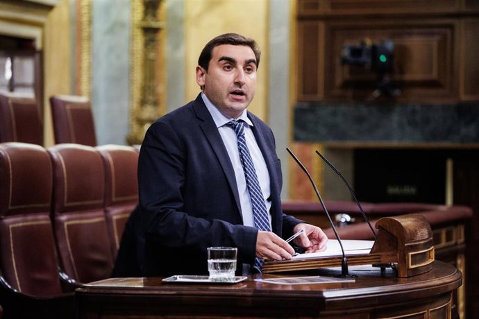 Archivo - El diputado del PSOE Roberto García Morís interviene en una sesión plenaria en el Congreso de los Diputados.