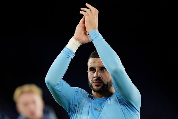 FILED - 29 December 2024, United Kingdom, Leicester: Manchester City's Kyle Walker applauds the fans after the English Premier league soccer match against Leicester City. Walker is set to join AC Milan on loan for the remainder of the season. Photo: Joe G