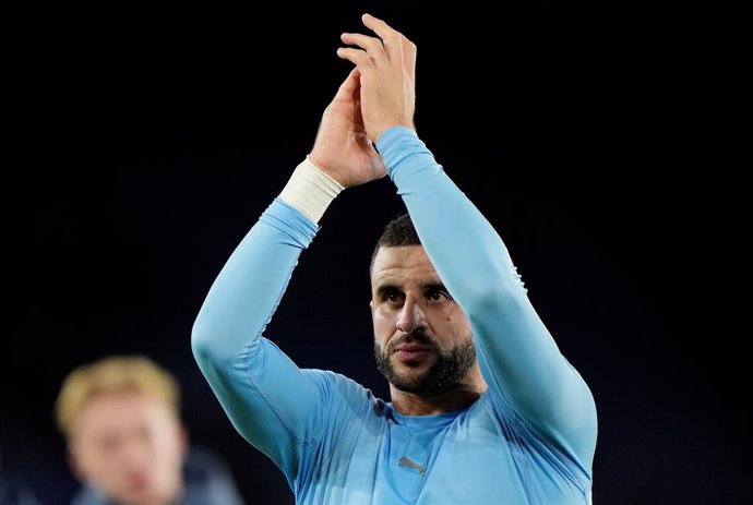 FILED - 29 December 2024, United Kingdom, Leicester: Manchester City's Kyle Walker applauds the fans after the English Premier league soccer match against Leicester City. Walker is set to join AC Milan on loan for the remainder of the season. Photo: Joe G