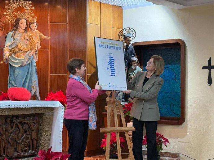 La alcaldesa de Jerez de la Frontera, María José García-Pelayo, en la la presentación del proyecto de esta escultura en el Colegio María Auxiliadora.