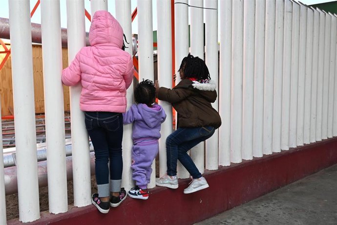 Niñas migrantes procedentes de Haití en la frontera entre Estados Unidos y México
