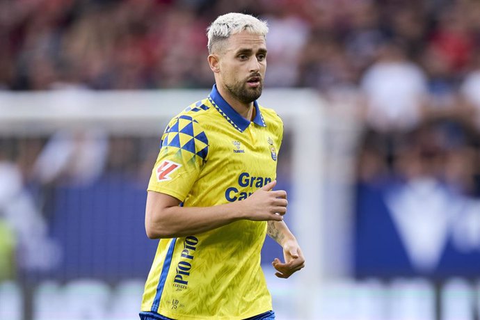 Archivo - Adnan Januzaj of UD Las Palmas looks on during the LaLiga EA Sports match between CA Osasuna and UD Las Palmas at El Sadar on September 21, 2024, in Pamplona, Spain.