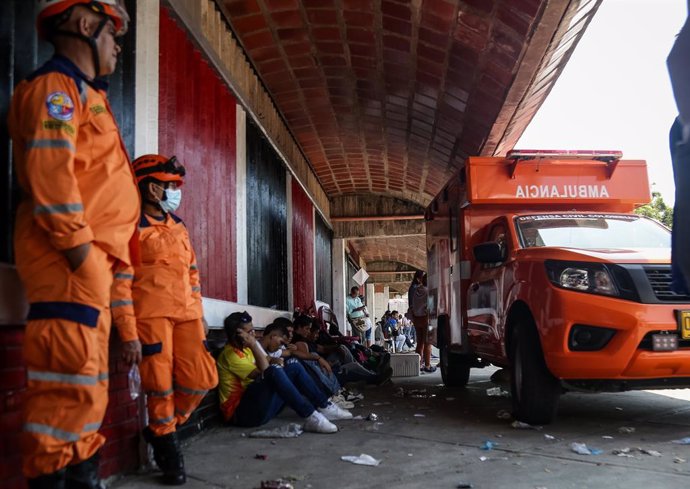 CUCUTA, Jan. 24, 2025  -- This photo provided by COLPRENSA on Jan. 22, 2025 shows emergency workers and displaced people at the General Santander Stadium in Cucuta, Colombia.   Colombia's Attorney General's Office on Wednesday reactivated arrest warrants 