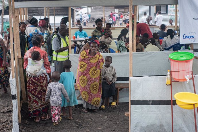 Archivo - GOMA (DR CONGO), Oct. 9, 2024  -- People wait to get vaccinated at a vaccination center near a camp for internally displaced persons in Goma, North Kivu Province, the Democratic Republic of the Congo (DRC), on Oct. 9, 2024. Around 940,000 people