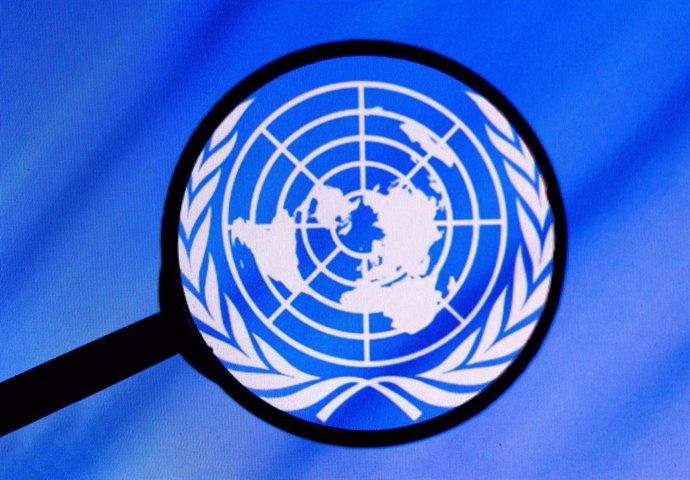 Archivo - March 1, 2022, Brazil: In this photo illustration, a United Nations (UN) logo seen displayed on a computer screen through a magnifying glass.