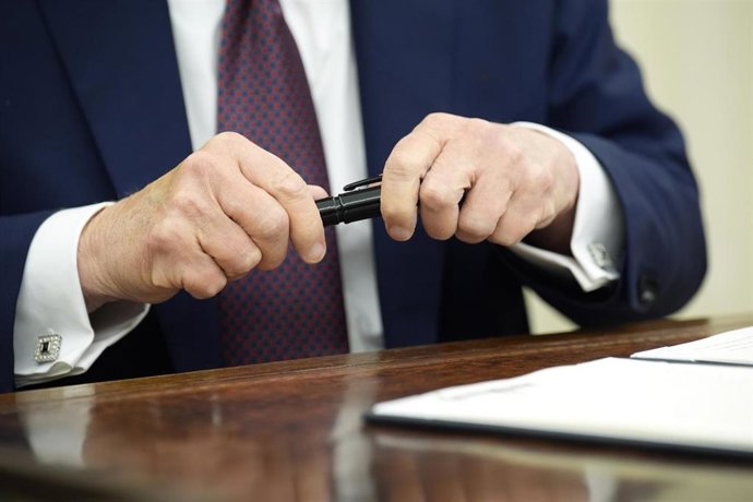 Donald Trump firma órdenes ejecutivas en el Despacho Oval