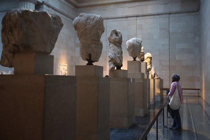 Archivo - November 28, 2023, London, United Kingdom: A visitor views Elgin marbles also known as the Parthenon marbles, at the British Museum, London following a diplomatic row between UK and Greece. Greek Prime Minister Kyriakos Mitsotakis was due to mee