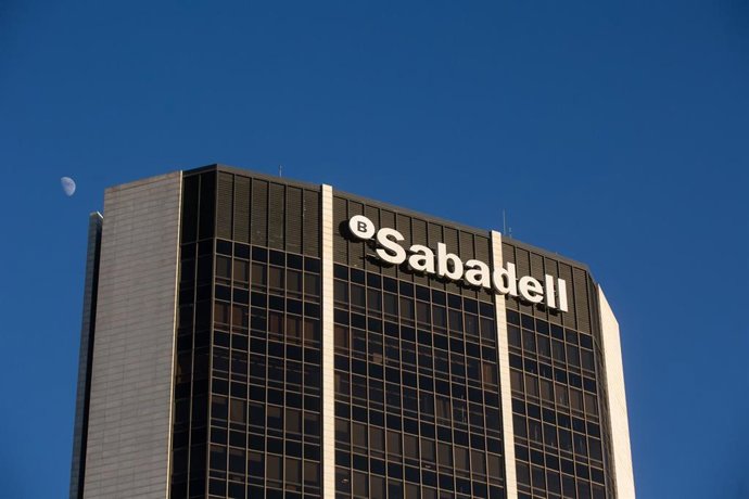Archivo - Fachada de la sede del Banco Sabadell en la Avenida Diagonal de Barcelona, a 11 de enero de 2022, en Barcelona, Cataluña (España). Banco de Sabadell es un banco español fundado en 1881 en Sabadell y con sede social en Alicante. Sus actividades p